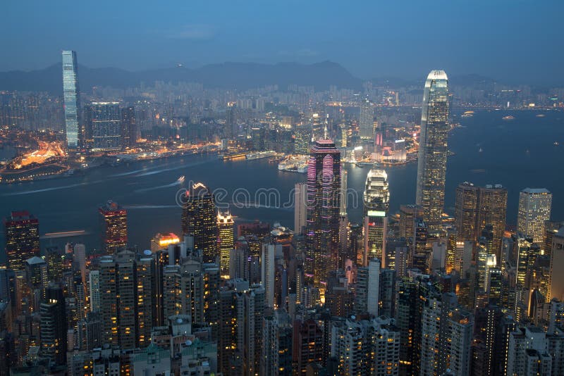 Skyline de Hong Kong no crepúsculo imagem de stock royalty free Skyline de Hong Kong no crepúsculo imagem de stock royalty free