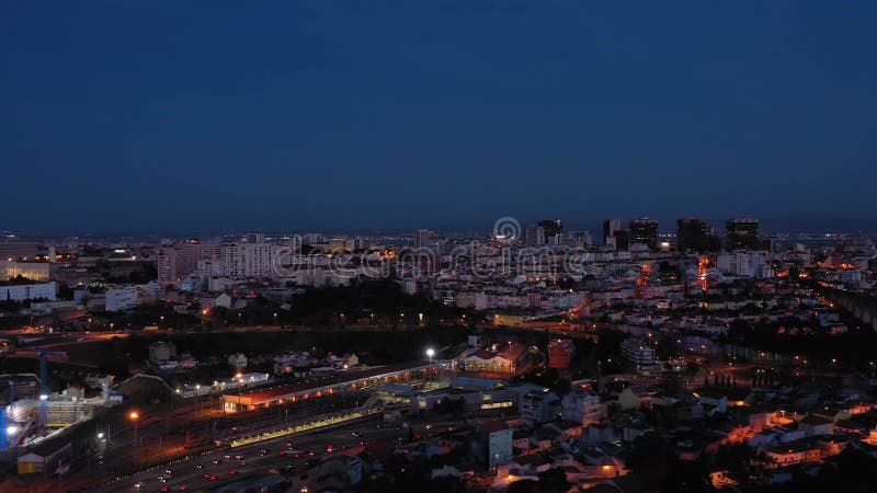 Skyline de lisbonne la nuit. vue aérienne