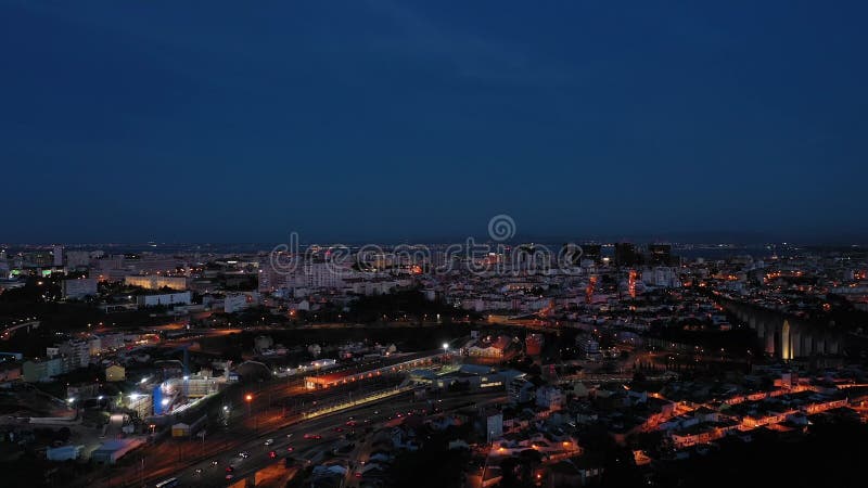 Skyline de lisbonne la nuit. vue aérienne