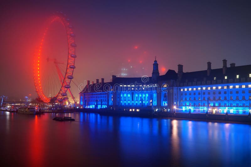 Skyline De Londres Antes Do Nascer Do Sol No Tempo Nevoento Fotografia