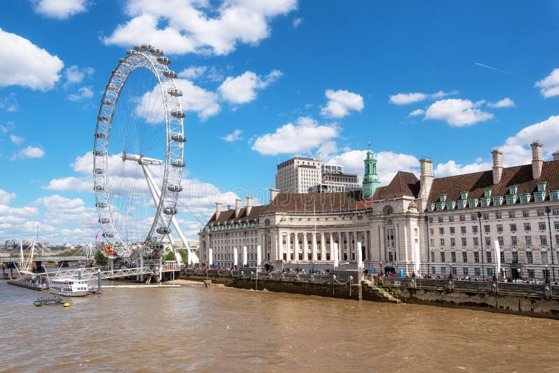 Skyline de Londres Olho de Londres e cais de Tamisa do rio, da ponte de westminster Reino Unido fotografia de stock royalty free Skyline de Londres Olho de Londres e cais de Tamisa do rio, da ponte de westminster Reino Unido fotografia de stock royalty free