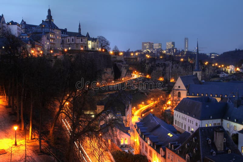 Skyline de Luxembourg na noite fotos de stock Skyline de Luxembourg na noite fotos de stock