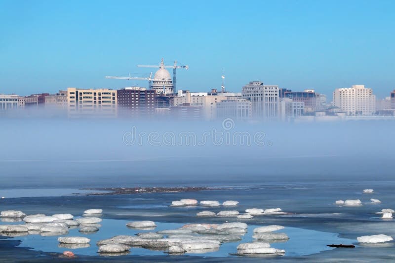 Skyline de Madison Wisconsin e da névoa do inverno fotografia de stock royalty free Skyline de Madison Wisconsin e da névoa do inverno fotografia de stock royalty free