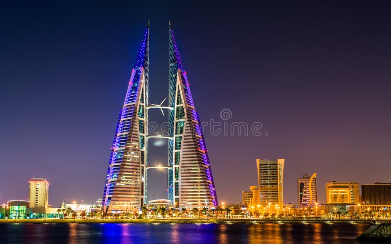 A skyline de Manama dominou pela construção do World Trade Center barém fotografia de stock royalty free A skyline de Manama dominou pela construção do World Trade Center barém fotografia de stock royalty free