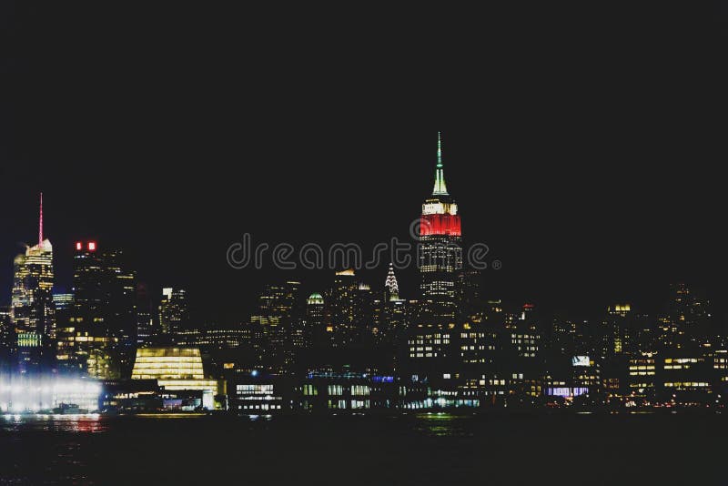Skyline de Manhattan na noite como visto de Hoboken, New-jersey fotografia de stock royalty free Skyline de Manhattan na noite como visto de Hoboken, New-jersey fotografia de stock royalty free