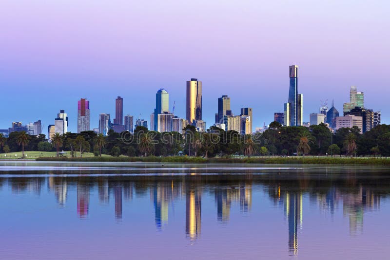 Skyline de Melbourne Austrália vista de Albert Park Lake em Sunr foto de stock royalty free Skyline de Melbourne Austrália vista de Albert Park Lake em Sunr foto de stock royalty free