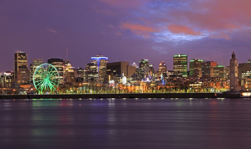 Skyline de Montreal e Saint Lawrence River no crepúsculo, Canadá imagem de stock royalty free Skyline de Montreal e Saint Lawrence River no crepúsculo, Canadá imagem de stock royalty free