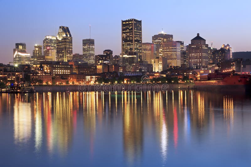 Skyline de Montreal e St Lawrence River no crepúsculo foto de stock Skyline de Montreal e St Lawrence River no crepúsculo foto de stock