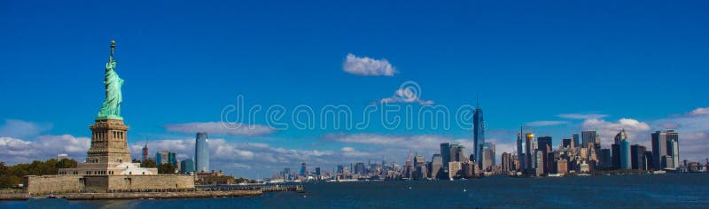 Skyline de New York City e estátua de liberdade imagem de stock Skyline de New York City e estátua de liberdade imagem de stock