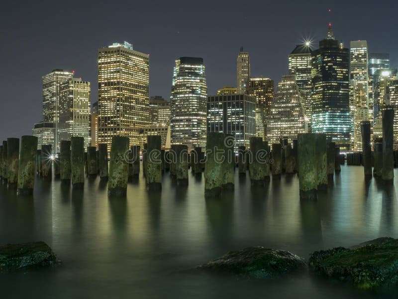 Skyline de New York City em luzes da noite foto de stock royalty free Skyline de New York City em luzes da noite foto de stock royalty free