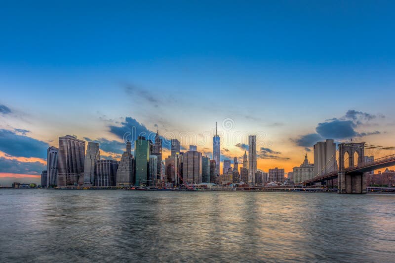 Skyline de New York City Manhattan e ponte de Brooklyn do centro imagem de stock Skyline de New York City Manhattan e ponte de Brooklyn do centro imagem de stock
