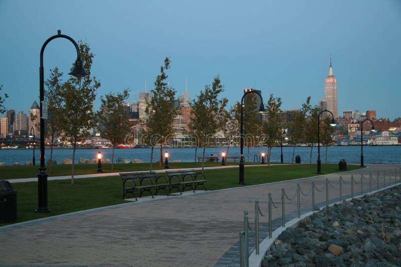 Skyline de New York City no crepúsculo de Hoboken, NJ foto de stock Skyline de New York City no crepúsculo de Hoboken, NJ foto de stock