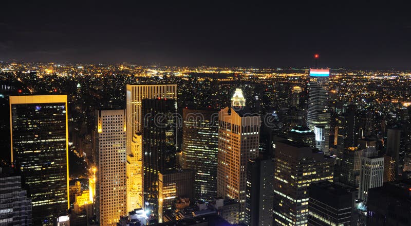 Skyline de New York da noite fotografia de stock Skyline de New York da noite fotografia de stock