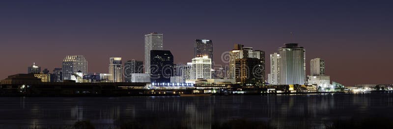 Skyline de Nova Orleães na noite foto de stock Skyline de Nova Orleães na noite foto de stock