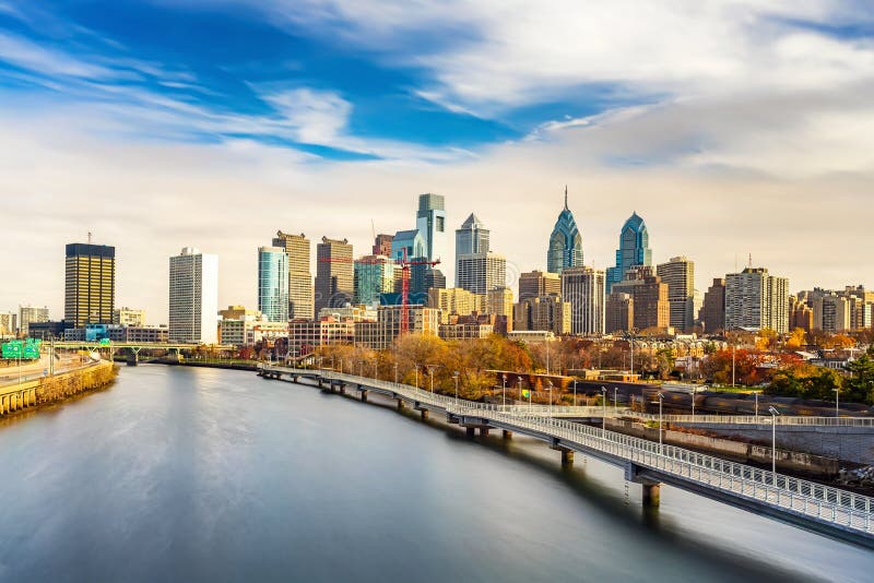 Skyline de Philadelphfia e rio de Schuylkill, EUA foto de stock royalty free Skyline de Philadelphfia e rio de Schuylkill, EUA foto de stock royalty free