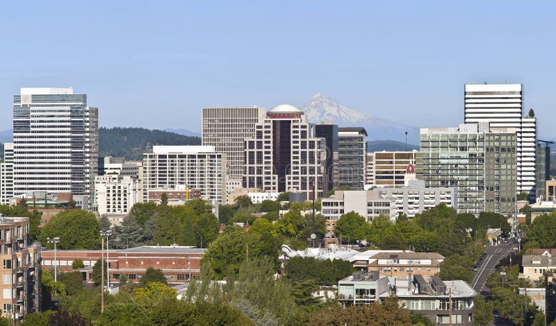Skyline de Portland Oregon com capa do Mt. imagens de stock royalty free Skyline de Portland Oregon com capa do Mt. imagens de stock royalty free