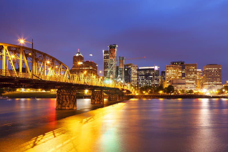 Skyline de Portland, Oregon na noite fotografia de stock royalty free Skyline de Portland, Oregon na noite fotografia de stock royalty free