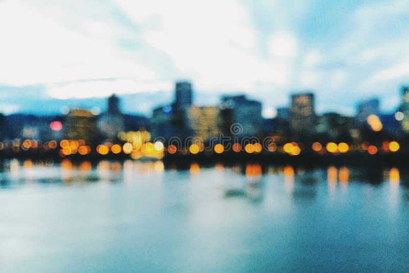 Skyline de Portland, Oregon, no crepúsculo e fora de foco imagem de stock Skyline de Portland, Oregon, no crepúsculo e fora de foco imagem de stock