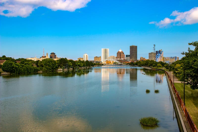 Skyline de Rochester, New York ao longo do rio de Genesee no por do sol fotografia de stock Skyline de Rochester, New York ao longo do rio de Genesee no por do sol fotografia de stock