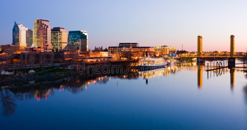 Skyline de Sacramento na noite foto de stock Skyline de Sacramento na noite foto de stock