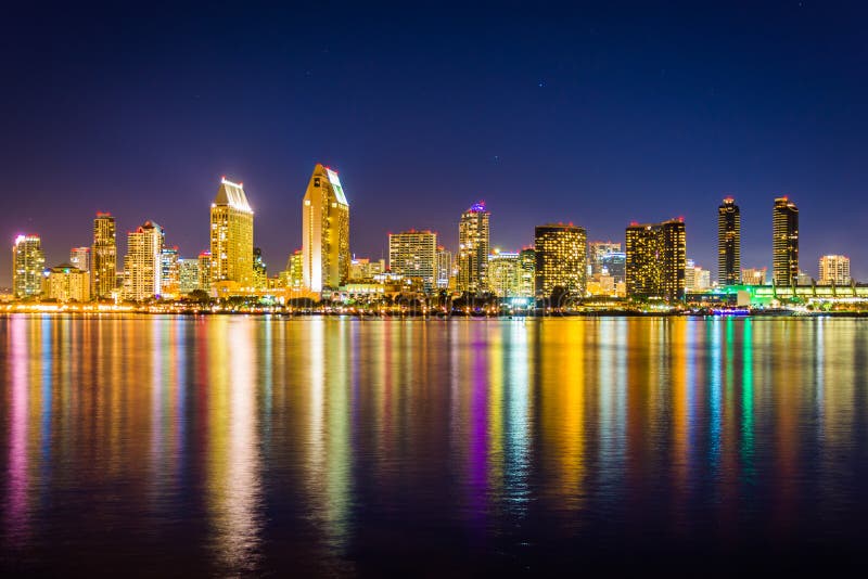 A skyline de San Diego na noite, vista do parque centenário, no Co fotografia de stock royalty free A skyline de San Diego na noite, vista do parque centenário, no Co fotografia de stock royalty free