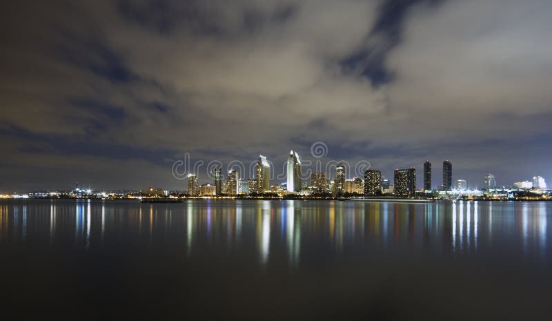 Skyline de San Diego no crepúsculo fotografia de stock royalty free Skyline de San Diego no crepúsculo fotografia de stock royalty free