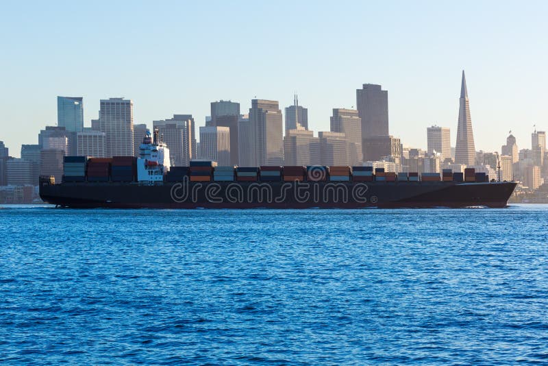 Skyline de San Francisco com a baía de cruzamento do navio mercante em Califor