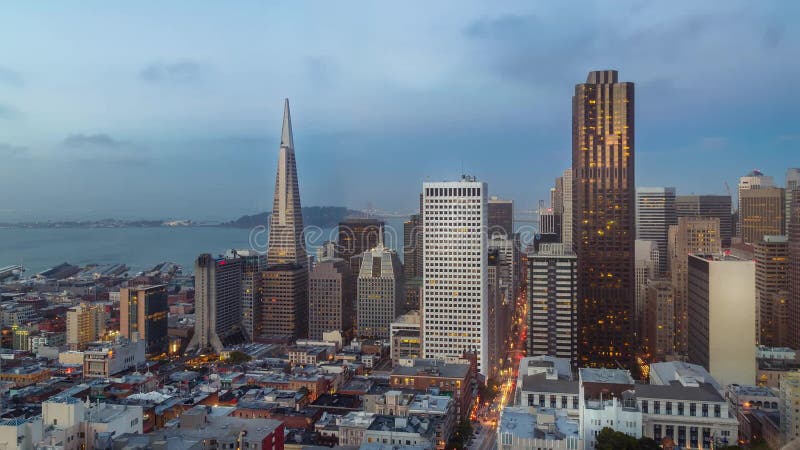 Skyline de San Francisco e timelapse das luzes da cidade durante o por do sol