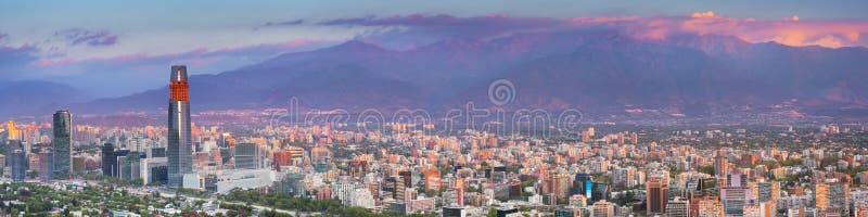 Skyline de Santiago de Chile de Cerro San Cristobal imagem de stock Skyline de Santiago de Chile de Cerro San Cristobal imagem de stock