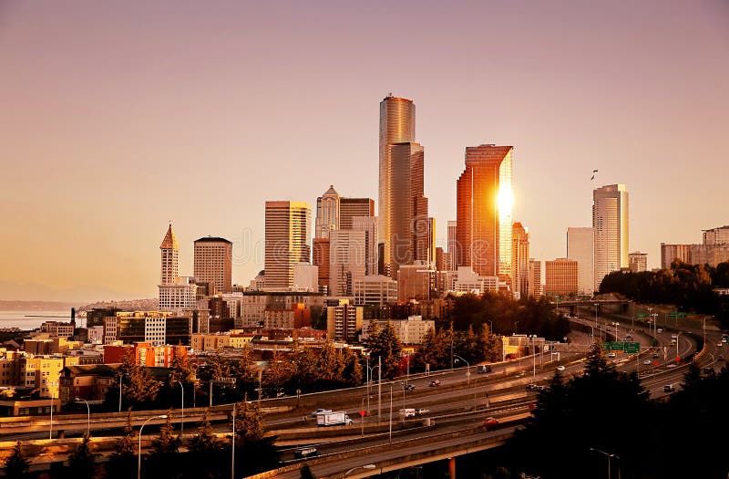 Skyline de Seattle após o nascer do sol imagens de stock Skyline de Seattle após o nascer do sol imagens de stock