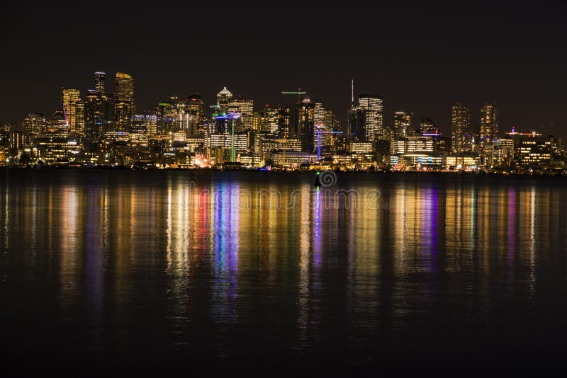 Skyline de Seattle na noite que reflete no lago Washington fotografia de stock royalty free Skyline de Seattle na noite que reflete no lago Washington fotografia de stock royalty free