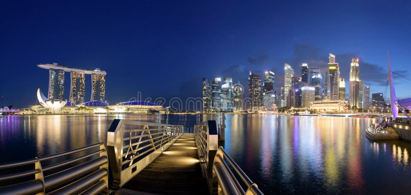 Skyline de Singapore na noite imagem de stock royalty free