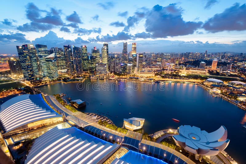Horizonte de Singapura à noite foto de stock royalty free