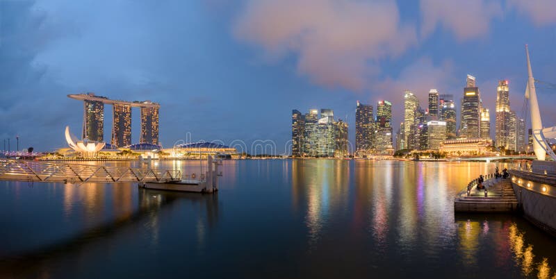 Skyline de Singapore na noite imagem de stock royalty free