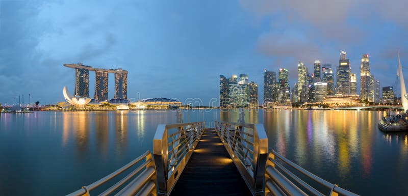 Skyline de Singapore na noite imagens de stock royalty free