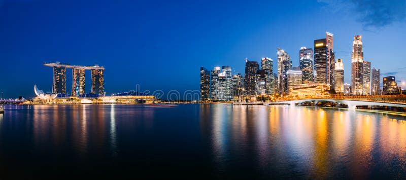 Horizonte de Singapura à noite fotografia de stock