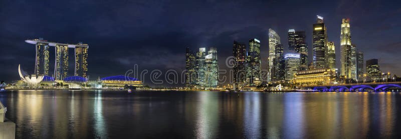 Panorama do horizonte de Singapura ao longo do rio imagens de stock royalty free