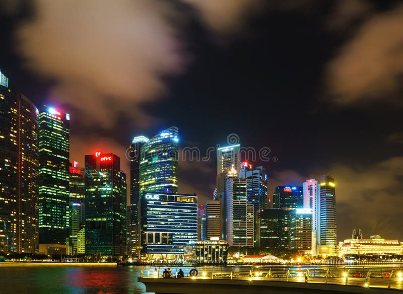 Skyline de Singapura do núcleo do centro em Marina Bay no crepúsculo fotos de stock