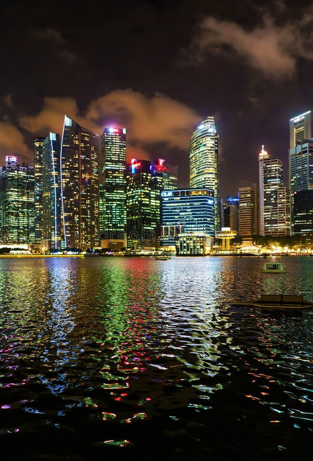 Skyline de Singapura do núcleo do centro em Marina Bay no crepúsculo fotografia de stock