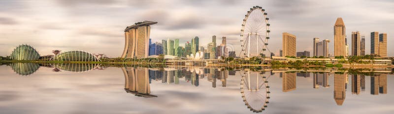 Horizonte de Singapura e vista da Baía de Marina fotografia de stock