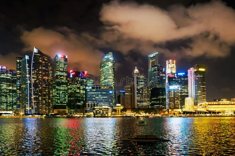Skyline de Singapura no núcleo do centro em Marina Bay no crepúsculo fotografia de stock