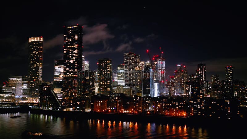 Skyline der Kanarenbahn bei Nacht mit den Wolkenkratzern von London London im Dezember 18 2022