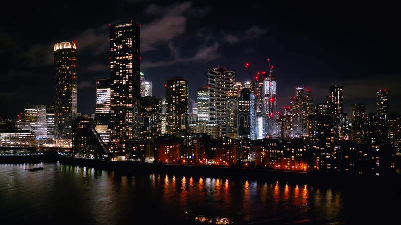 Skyline der Kanarenbahn bei Nacht mit den Wolkenkratzern von London London im Dezember 18 2022