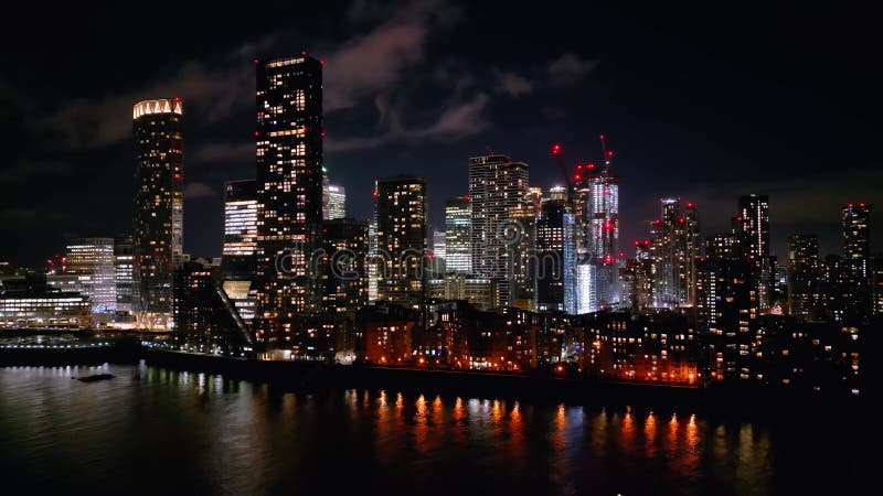 Skyline der Kanarenbahn bei Nacht mit den Wolkenkratzern von London London im Dezember 18 2022