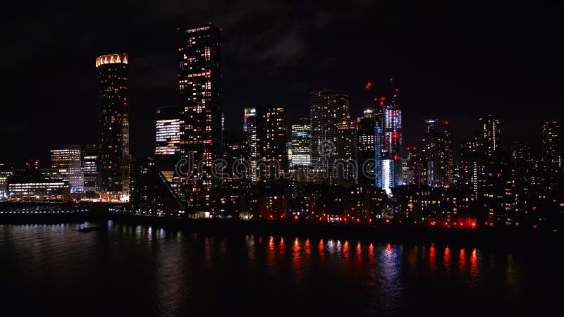 Skyline der Kanarenbahn bei Nacht mit den Wolkenkratzern von London London im Dezember 18 2022