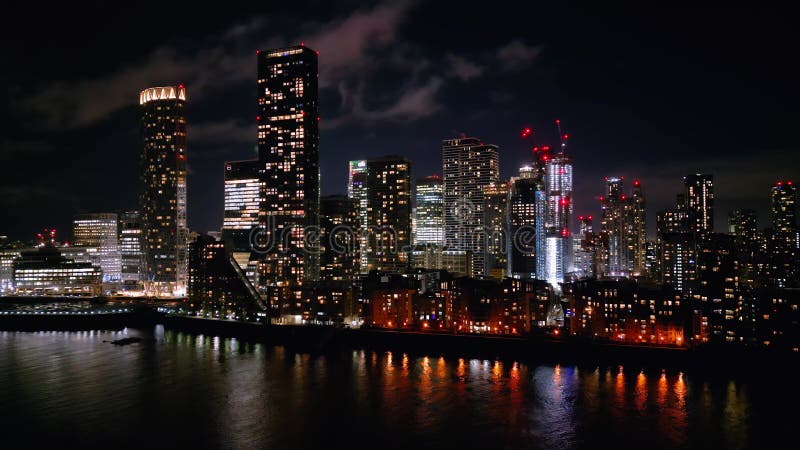 Skyline der Kanarenbahn bei Nacht mit den Wolkenkratzern von London London im Dezember 18 2022