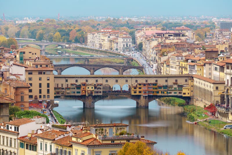 Skyline di Firenze Firenze (Italia) con ponte vecchio sul fiume Arno fotografia stock libera da diritti Skyline di Firenze Firenze (Italia) con ponte vecchio sul fiume Arno fotografia stock libera da diritti