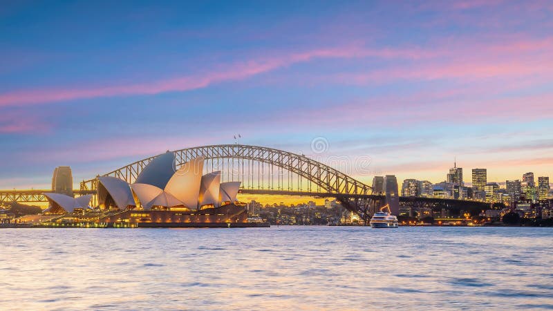 Skyline del centro di Sydney in Australia al tramonto fotografia stock libera da diritti