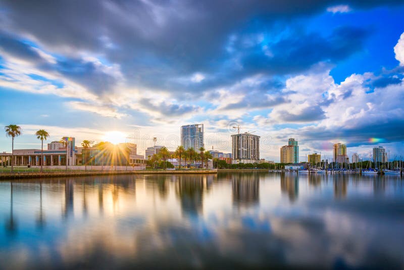 Skyline do centro da cidade de St Petersburg, Florida, EUA
