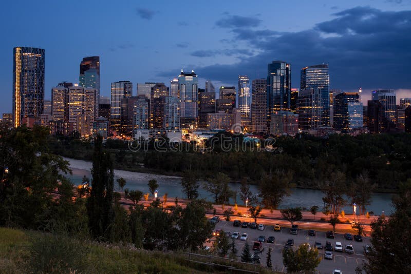 Skyline do centro de Calgary na noite através do rio em Alberta, Canadá imagem de stock royalty free Skyline do centro de Calgary na noite através do rio em Alberta, Canadá imagem de stock royalty free